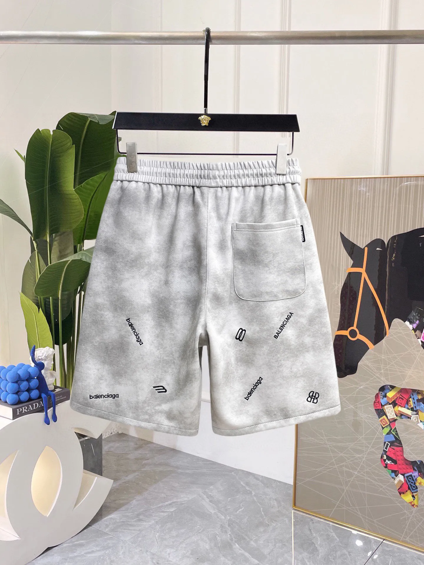 Balenciaga's three-standard complete 2026 summer New Arrival men's casual shorts, advanced custom-made Breathable fabric, Breathable fabric, extremely stretchy and comfortable, impeccable details, top-grade accessories, original logo design concept, delicate and soft feel! The upper body fit is awesome! Size: M-XXXL Please state your height and weight when ordering